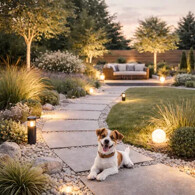 Vonkajšie osvetlenie domu a záhrady-solárne osvetlenie. Solárne lampy pozdĺž chodníka v záhrade.