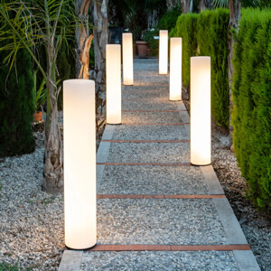 Vonkajšia stojaca lampa biela vrátane LED IP65 nabíjateľná RGBW - Fity. Moderné nabíjateľné svietidlá – LED lampy a bezkáblové svetlá pre dom aj záhradu.