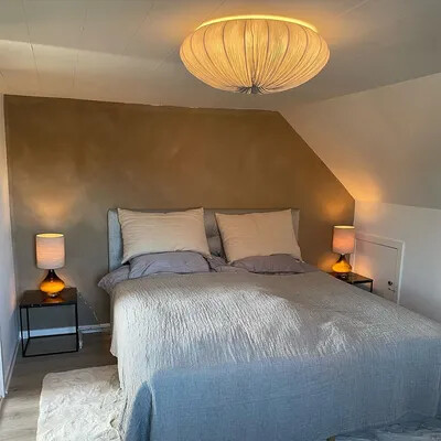 Osvetlenie spálne dizajnovým stropným svietidlom.